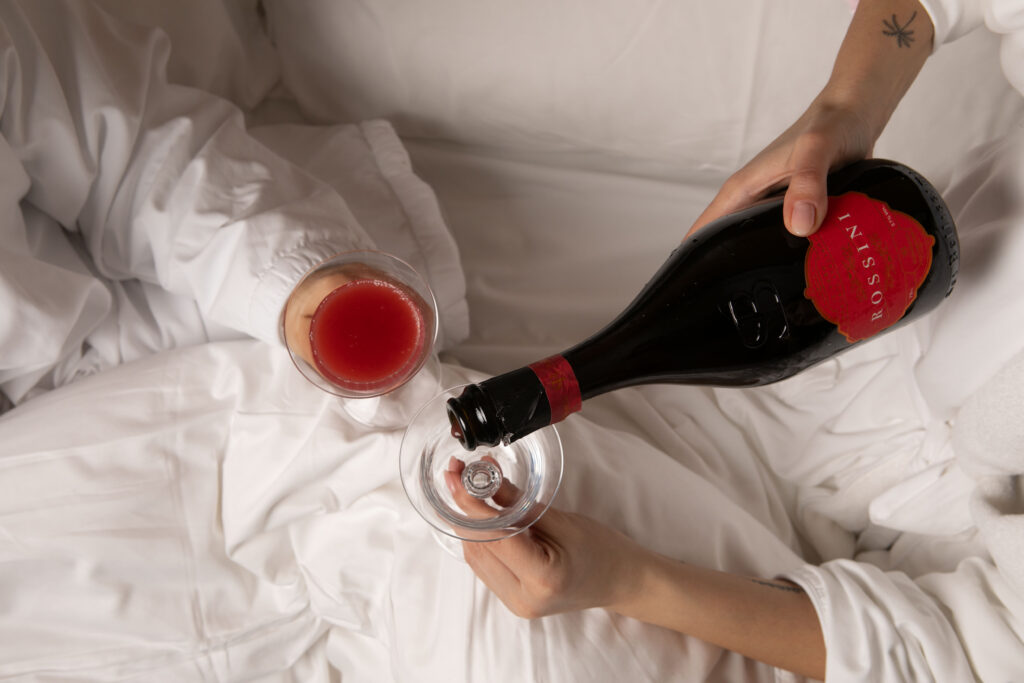 Un buon rossini versato in un bicchiere da aperitivo